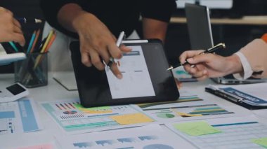 İş adamları toplantısı, mali veri ve tablet, bilgisayar ve mali veri analizi üzerinde çalışan ekip, ofiste belge ve belge ile tartışıyor