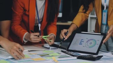 İş adamları toplanıyor, tartışıyorlar, planlıyorlar