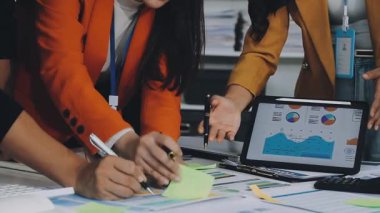 İş ekibi ofisinde toplanıyor..