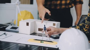 Mimar mühendisi ofiste plan üzerinde çalışıyor.