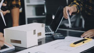 ofiste çalışan mimar.