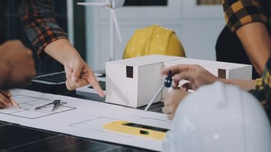 Ofiste planlar ve planlarla çalışan mimar mühendisi..