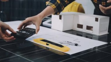 Ofiste mimari planı üzerinde çalışan mimar mühendisi, emlak