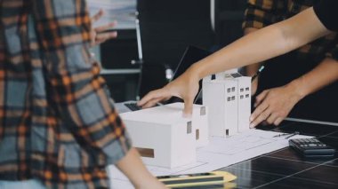 Mimar Planlarla Çalışıyor