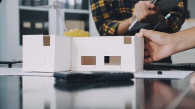 Genç adam ve kadın ofiste çalışıyor.