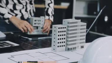 İnşaat projesinde çalışan mühendis veya mimar