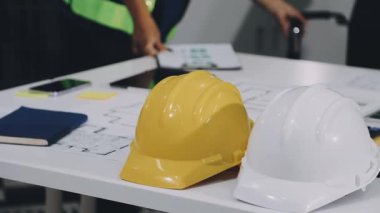 İnşaat projesinde çalışan mimar veya mühendis