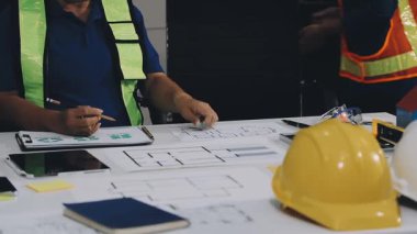 Ofiste dizüstü bilgisayar ve tabletle çalışan mühendis veya mühendis