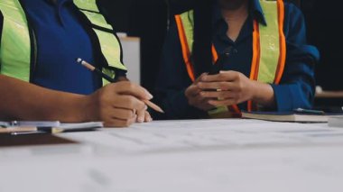 Fabrikada çalışan üniformalı bir işçi.