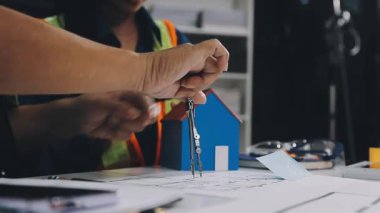 İnşaat mühendisi ya da mimar inşaat alanının planları, tasarım, mühendislik ve proje üzerinde çalışan mühendis, seçici odaklanma üzerine çalışıyor.,