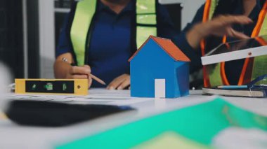 Ev inşa modeli, inşaat konsepti üzerinde çalışan mühendis veya mimar.