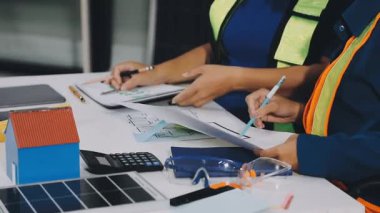 Mimar mühendisi ya da mühendis ofiste planlar ve planlarla çalışıyor. Yapı ve mühendislik kavramı tasarımı