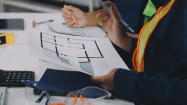 Ofisteki planla çalışan genç bir mühendis