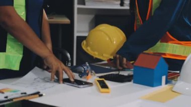 Modern ofiste çalışan mühendis mimar.