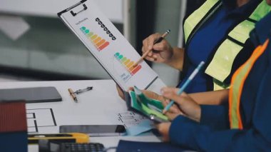 Hesap makinesi ve tableti olan bir işçi