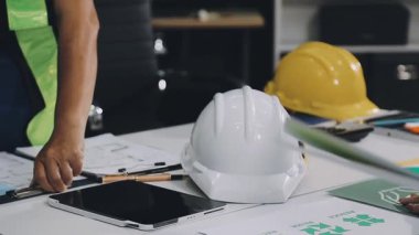 Modern ofis, mühendislik, mühendislik teknolojisi, iş konsepti ve tablet bilgisayar kullanan mühendis kadın mühendis..