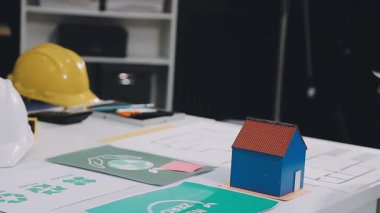 Ofisteki inşaat alanında çalışan mühendis mimar.