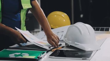 Mühendislik endüstrisi ve mühendisliği için dizüstü bilgisayarda çalışan mühendis. mühendislik ve endüstri kavramı.