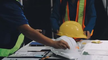 İnşaat alanı, inşaat alanı, plan ve mühendislik araçları kavramı ile proje üzerinde çalışan mühendis veya mimar veya mühendis