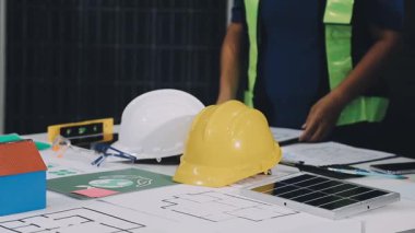 Güneş enerjisi santralinde çalışan mühendis