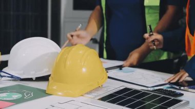 İnşaat alanında dizüstü bilgisayar ve inşaat projesinde çalışan mühendis veya mühendis veya mühendis ve inşaat şantiyesinin planı.