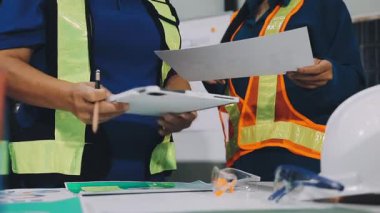 Üniformalı ve koruyucu eldivenli bir işçi.