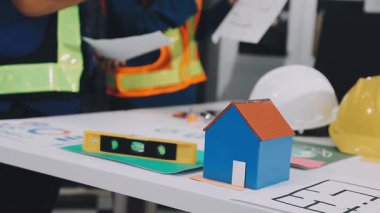 Ofiste çalışan mühendis ya da tasarımcı