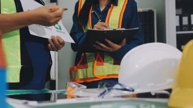 Mühendis fabrikada dizüstü bilgisayarla çalışıyor. mühendislik, mühendislik endüstrisi