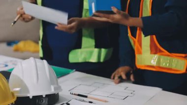 Proje üzerinde proje projesinde çalışan mimar ve mühendis, mühendis ve inşaat alanı kavramı.