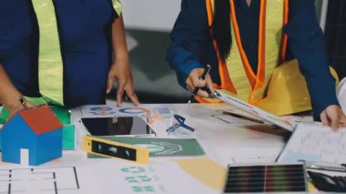 İnşaat alanında çalışan mühendis veya mimar