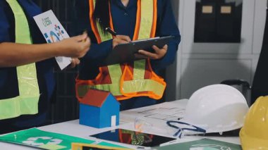 Ofiste inşaat projesinde çalışan mühendis ya da mimar