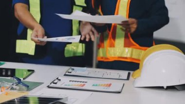 Ofiste proje üzerinde çalışan mimar mühendisi.