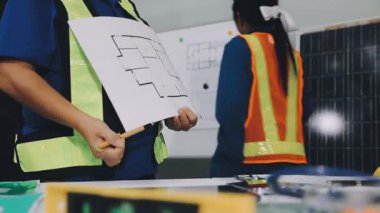 Güvenlik kaskı ve miğferinde mühendis ya da mühendis fabrikada inşaat projesinde çalışıyor. mühendislik kavramı.