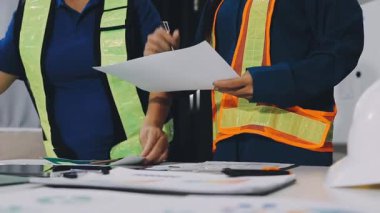 İnşaat mühendisi ya da inşaat alanında çalışan mimar mühendisi..