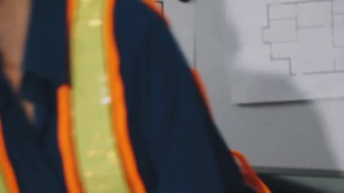 Genç Asyalı mühendis kadın odada çalışıyor..