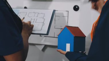 Mimar kadın mimar mühendis proje taslağı çiziyor.