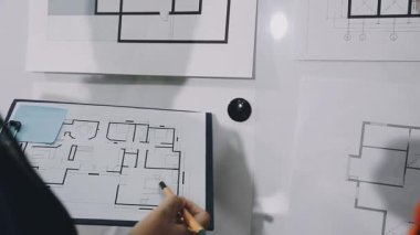 Planla çalışan bir mimar