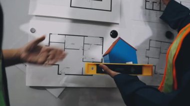 Erkeğin ellerini planla kapat.