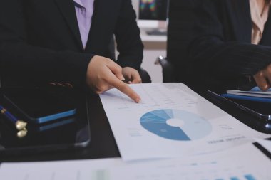 Toplantı odasında birlikte çalışan iş adamları.