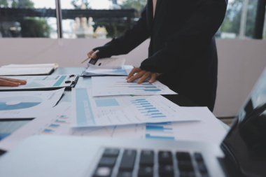 Toplantı odasında birlikte çalışan iş adamları.