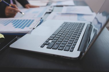 Toplantı odasında birlikte çalışan iş adamları.