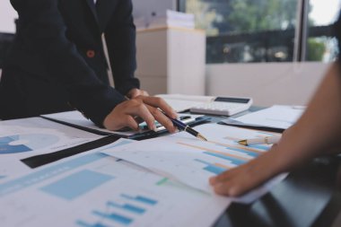 Toplantı odasında birlikte çalışan iş adamları.