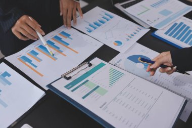 Toplantı odasında birlikte çalışan iş adamları.