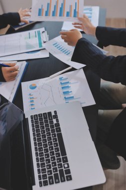 Toplantı odasında birlikte çalışan iş adamları.