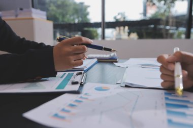 Toplantı odasında birlikte çalışan iş adamları.