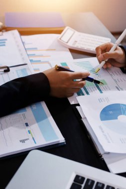 Toplantı odasında birlikte çalışan iş adamları.