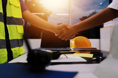 Endüstriyel mühendislerden oluşan bir ekip, fabrikadaki masada bulunan makine planlarını analiz ediyor. Fabrikada ya da üretim tesisinde çalışıyorum..