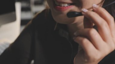 kadın kulaklık üzerinde söz