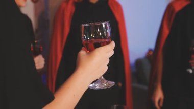 Şarap partisindeki bir grup insan