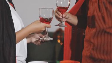 Şarap kadehi ve şampanyalı genç çift